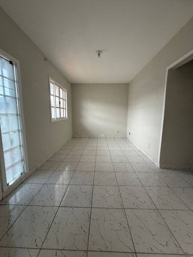 Casa linear para locação em Manoel Plaza, com quintal, piscina, churrasqueira