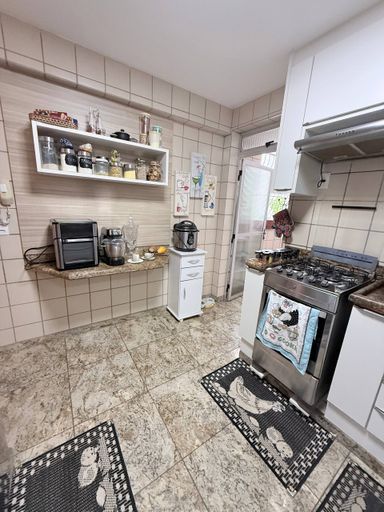 Cozinha excelente com armários embutidos