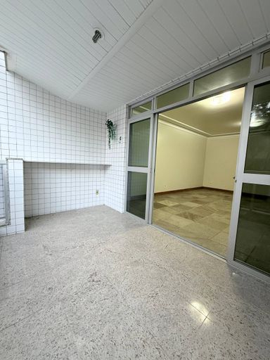 Sala com Varanda Sol da Manhã na mata da Praia