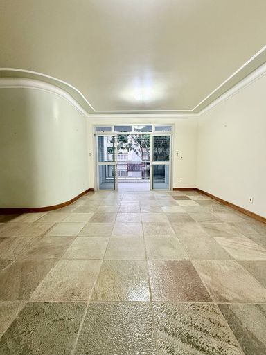 Sala com Varanda Sol da Manhã na mata da Praia