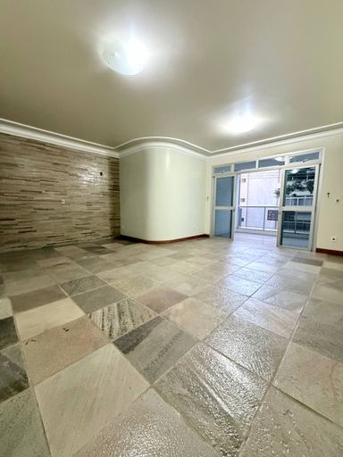 Sala com Varanda Sol da Manhã na mata da Praia