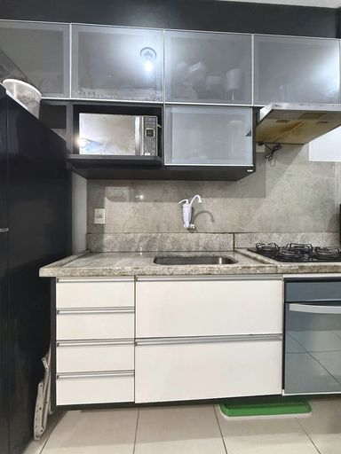 Cozinha reformada com armários