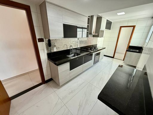 Cozinha ampla com armários embutidos