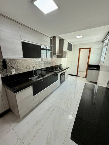Cozinha ampla com armários embutidos