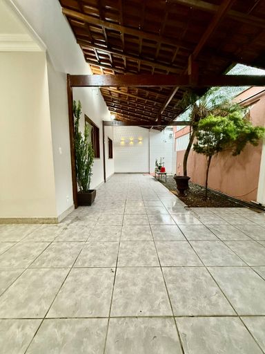 Garagem Coberta de Casa Linear a venda em Colina de Laranjeiras