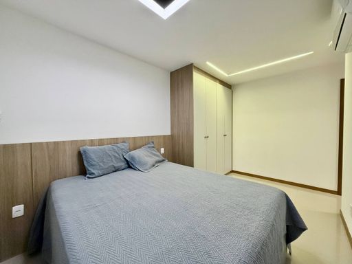 Suíte com armário embutido