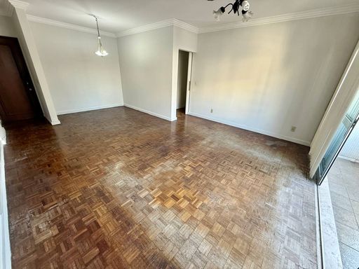 Sala ampla com varanda