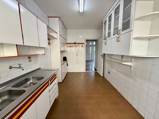 Cozinha ampla separada da área de serviço