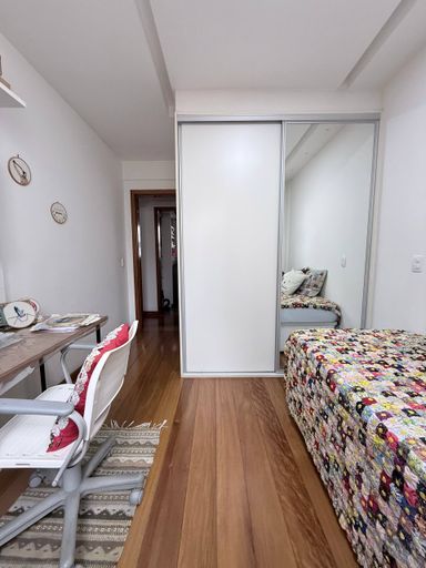 Quarto com armários