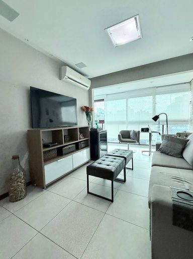 Sala com Varanda integrada e Cozinha americana