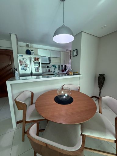 Sala com Varanda integrada e Cozinha americana