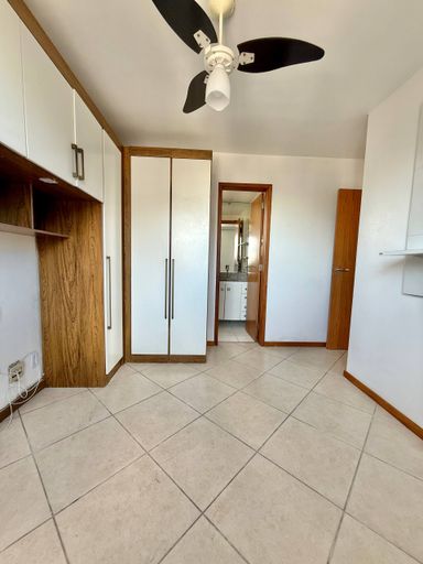 Suite com armarios embutidos