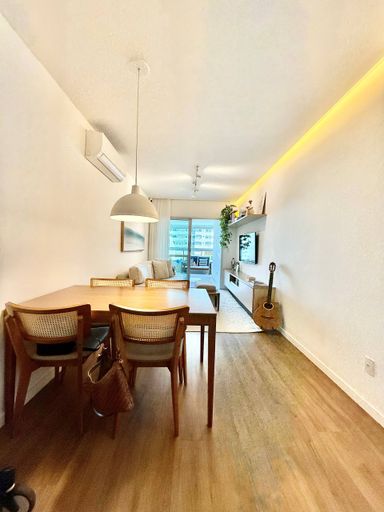 Sala com varandão, iluminação embutida e climatizada