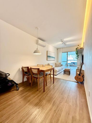 Sala com varandão, iluminação embutida e climatizada