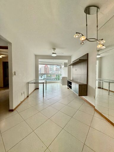 Sala com varandão integrada de frente para a rua