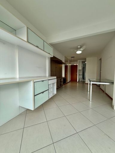 Sala com varandão integrada de frente para a rua