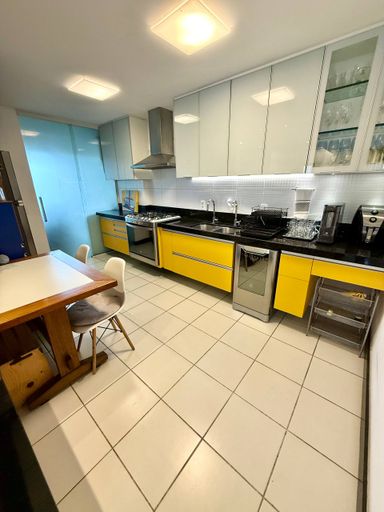 Cozinha tipo americana com armários