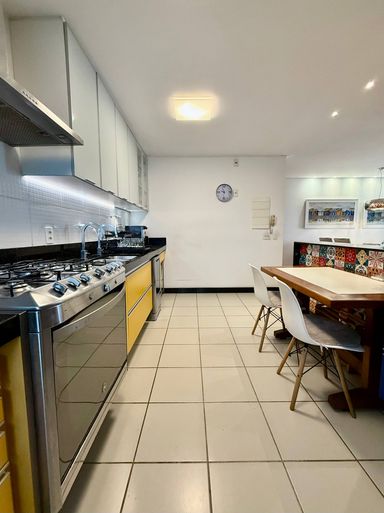 Cozinha tipo americana com armários