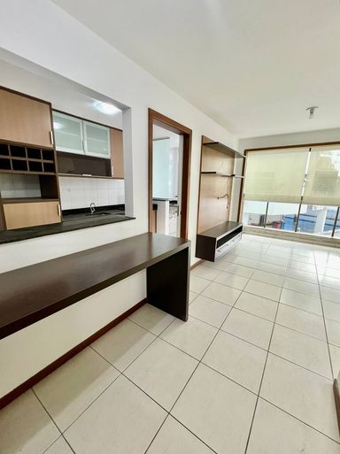 Cozinha estilo americana com armários