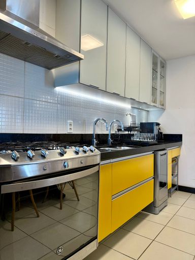 Cozinha tipo americana com armários