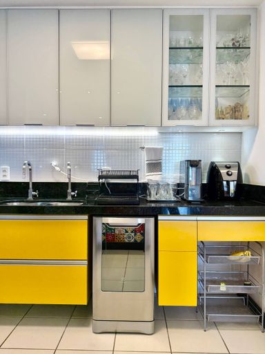 Cozinha tipo americana com armários