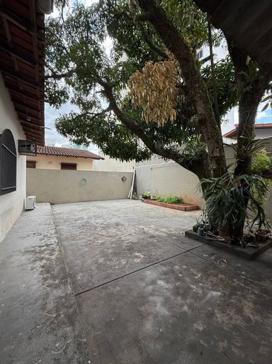 Quintal a poucos metros da praia em Jardim Camburi