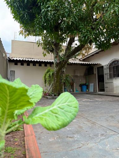 Quintal a poucos metros da praia em Jardim Camburi