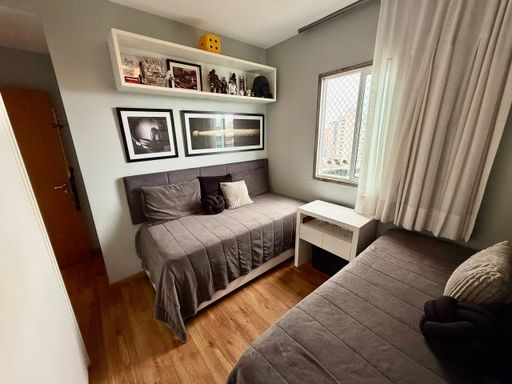 Quarto com armários