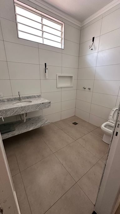 Banheiro entre os quartos