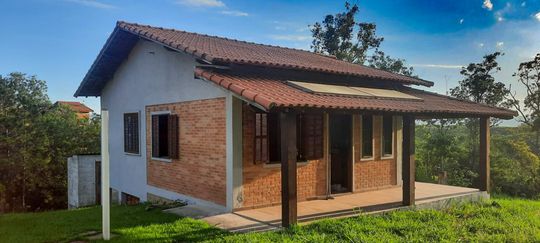 Chalé Principal (Frente):
Varanda externa coberta de frente para a paisagem