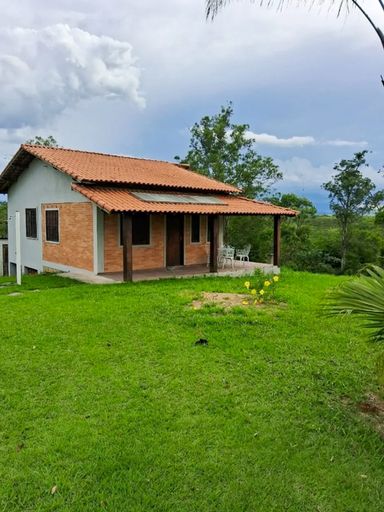 Chalé Principal (Frente):
Varanda externa coberta de frente para a paisagem