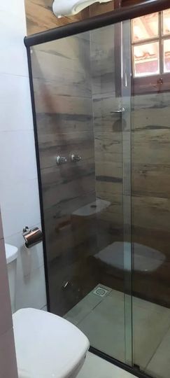 banheiro com box blindexe ducha, mais vaso sanitario