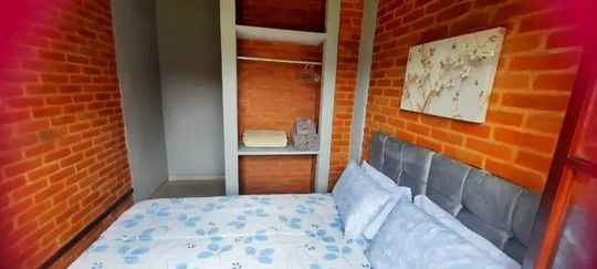 cama de casal com colchão e cabeceira mais partileiras guarda roupa