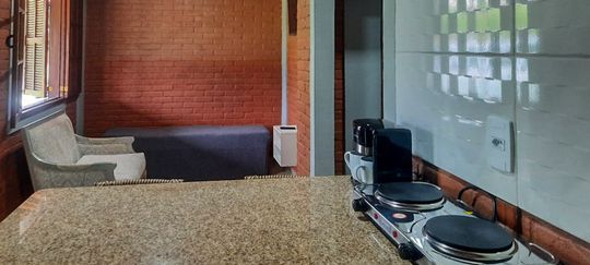 mesa de granito na cozinha com forno elétrico de duas bocas