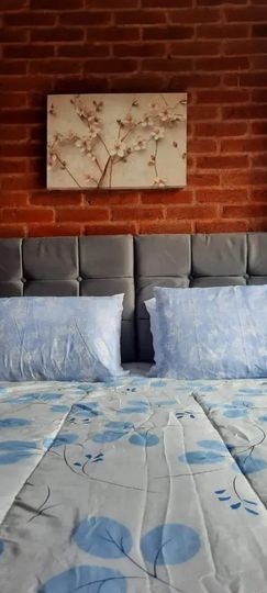 cama de casal com colchão e cabeceira