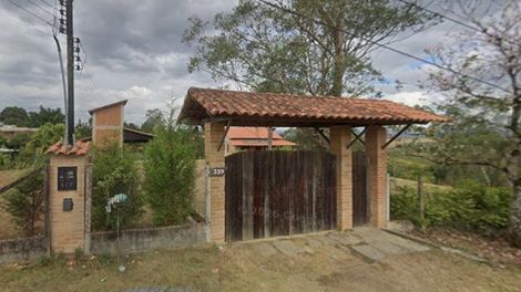 portão em madeira da propriedade