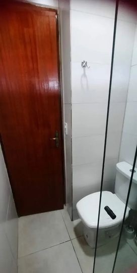 banheiro com box blindex e vazo sanitario