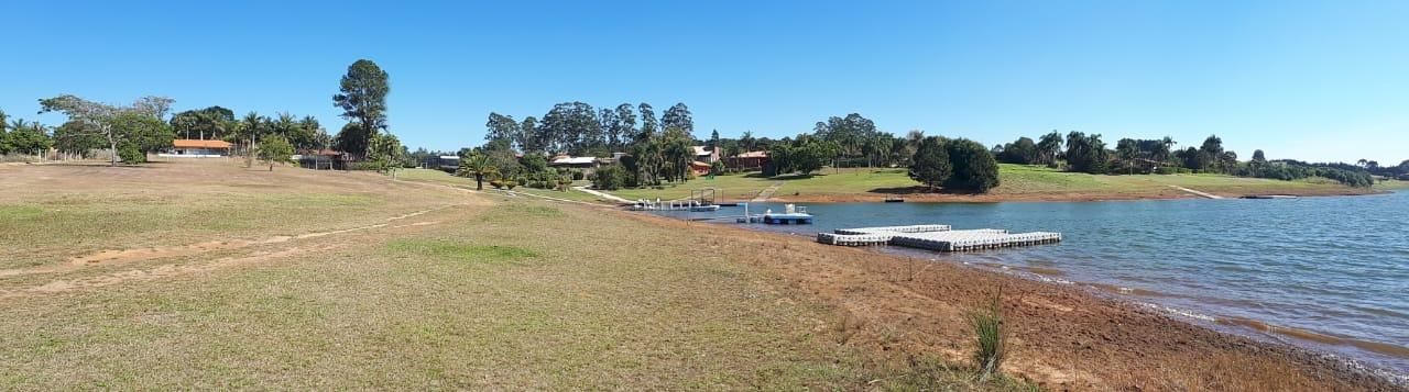Área comum do condomínio na beira da represa