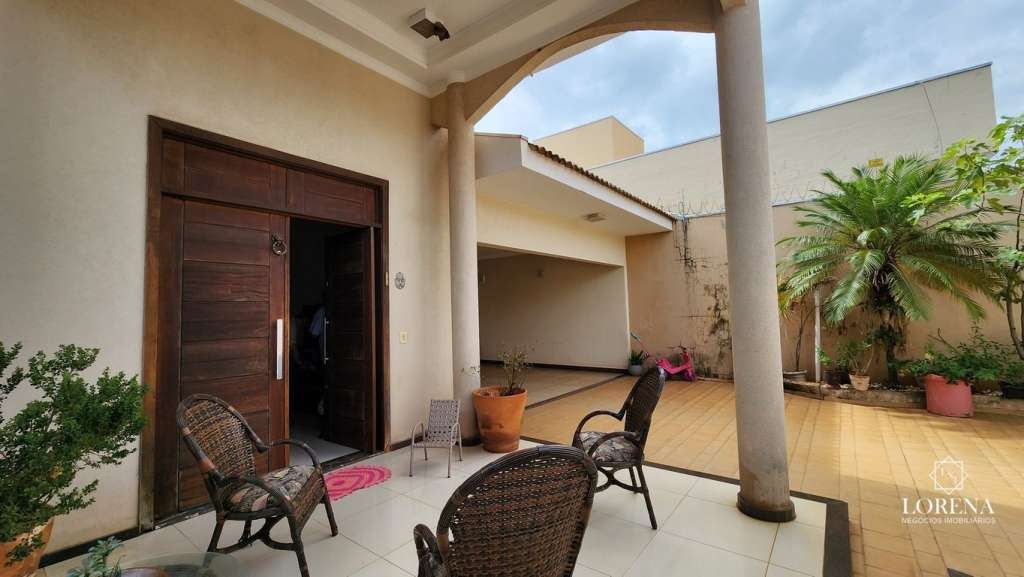 Casa com 4 quartos à venda, 215m² — foto 2 de 30