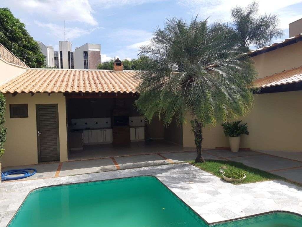 Casa com 3 quartos à venda, 250m² — foto 2 de 50