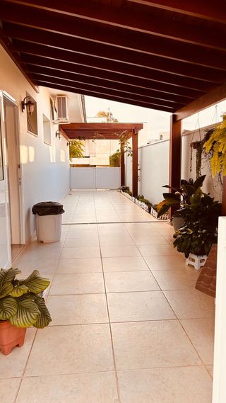 área lateral com pergolado