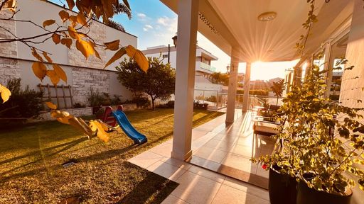 área de jardim com brinquedos