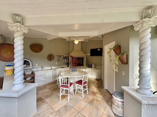 Espaço para a churrasqueira com forno de pizza e banheiro do lazer