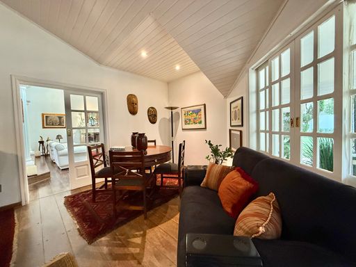 Mesa de jogos com ambiente de apoio