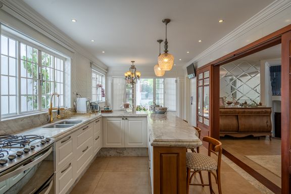 Cozinha com península e sala de almoço: funcionalidade e charme para o dia a di.a