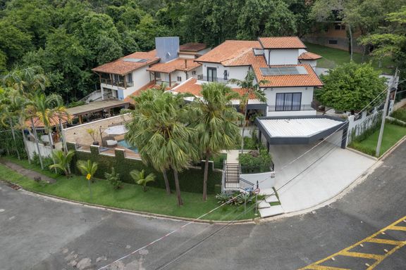 Arquitetura contemporânea de esquina: Imponência e privacidade em um terreno único."