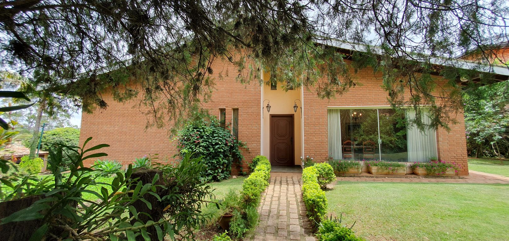 Casa com 3 suites e muita área verde, em condominio