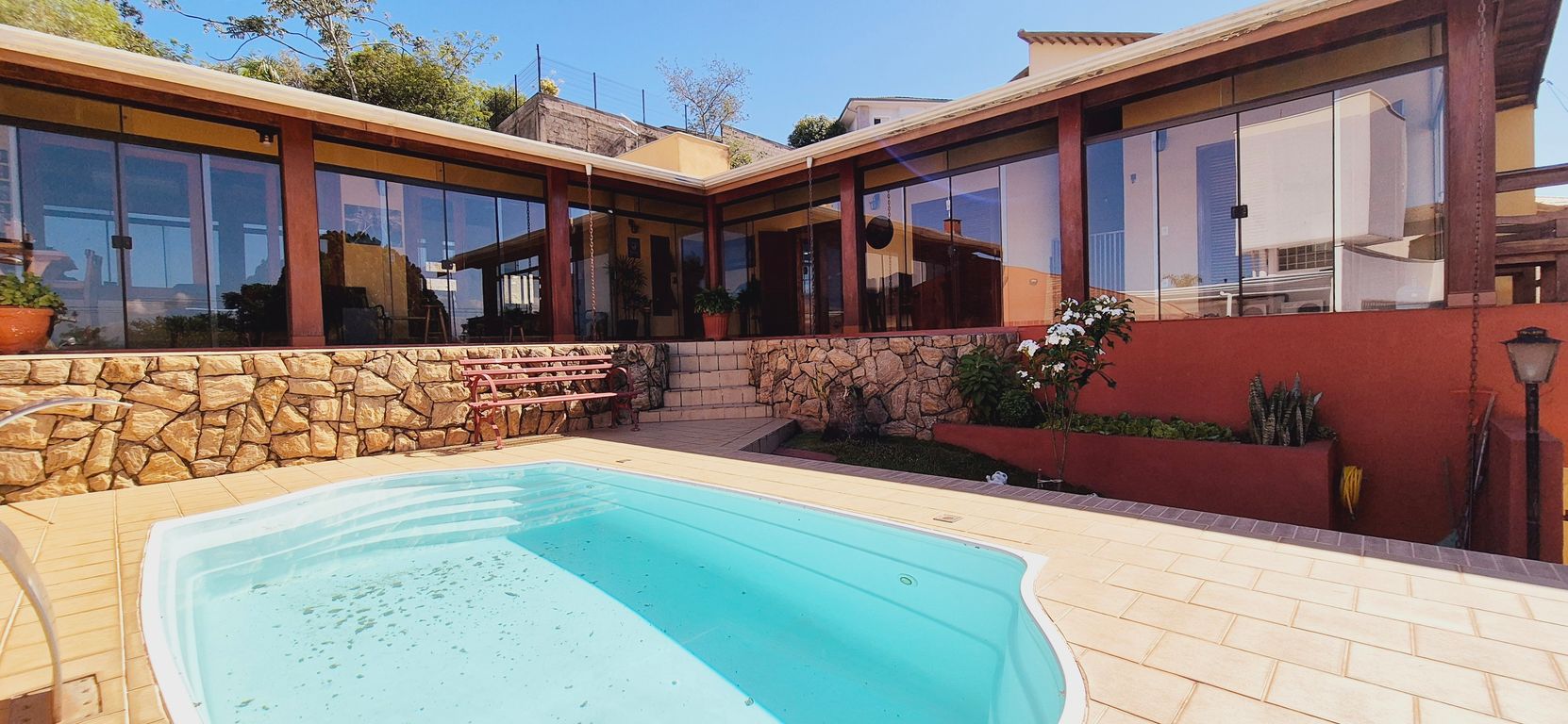 Oportunidade! Casa de 4 suites à venda em Sousas
