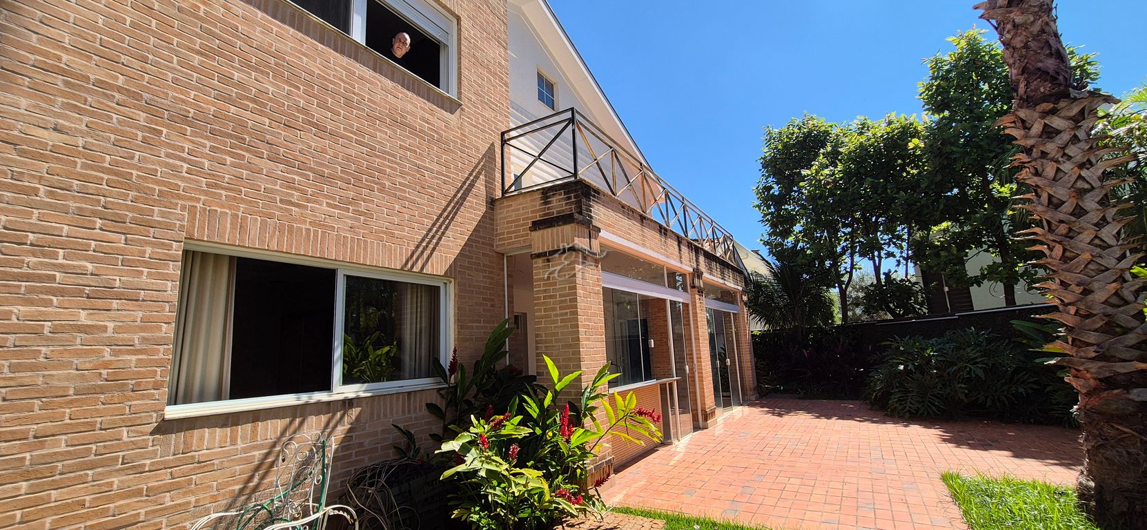 O Charme do Tijolinho em Sousas: Casa com 3 Suítes no Ville Sainte Hélène