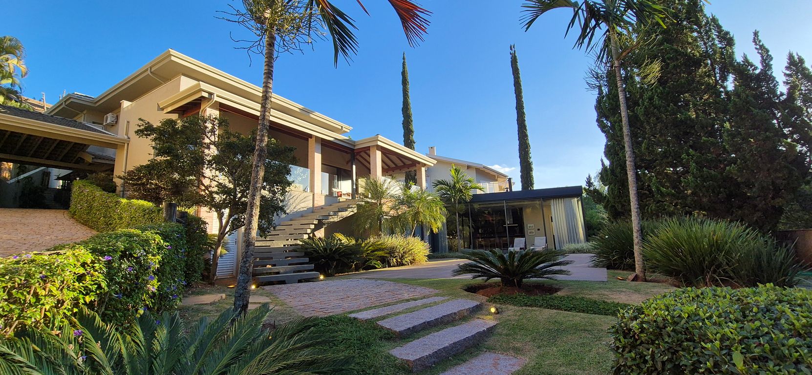 Casa contemporânea com espaço gourmet incrível em Sousas